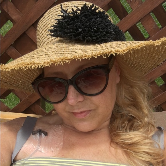 Meet your Posher, Amy. - Picture 4 of 9